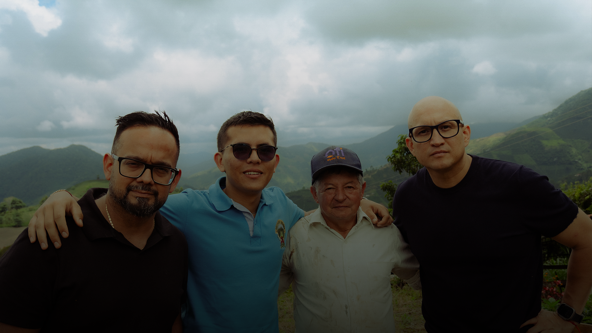 Equipo Ômbara junto al caficultor en las montañas de Santuario, Risaralda